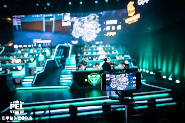 一些球迷也 一些球迷也